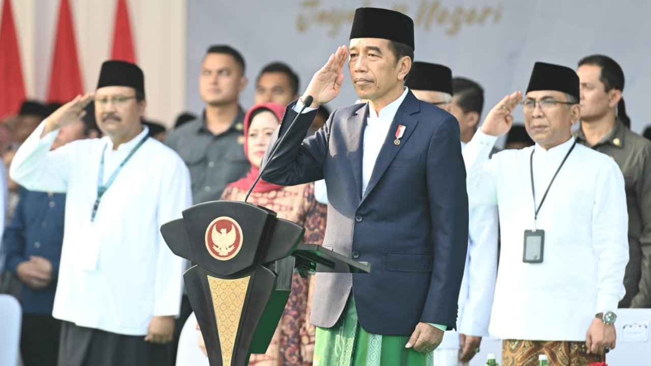 Presiden Jokowi saat menjadi Pembina Apel Hari Santri 2023 di Tugu Pahlawan, Surabaya, Minggu (22/10/2023) (Foto: BPMI Setpres RI)