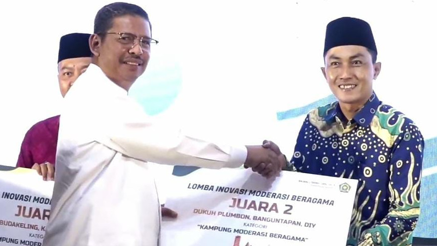 Kaban Suyitno (putih) beri hadiah kepada pemenang Lomba Inovasi Moderasi Beragama