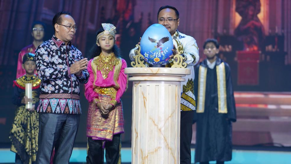 Menag Yaqut Cholil Qoumas meletakkan lampu berbentuk telor sebagai simbolis pembukaan Pesparani III di Jakarta, Sabtu (28/10/2023)