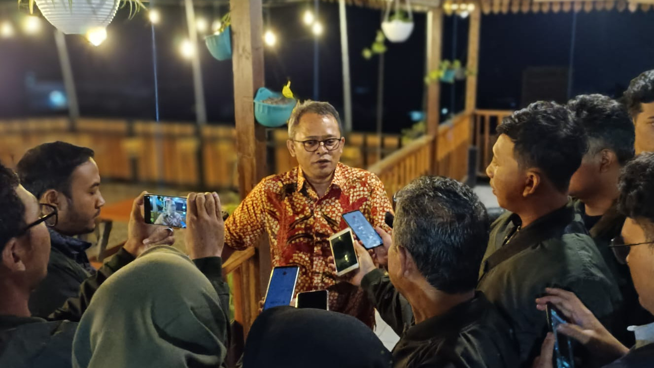 Staf Khusus Menag Bidang Komunikasi Publik dan TIK Wibowo Prasetyo ngobrol dengan Jurnalis Wonosobo