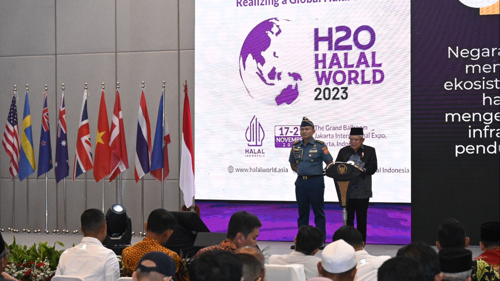 Wapres Ma'ruf Amin membuka Halal World 2023 di Jakarta, Jumat (17/11/2023)
