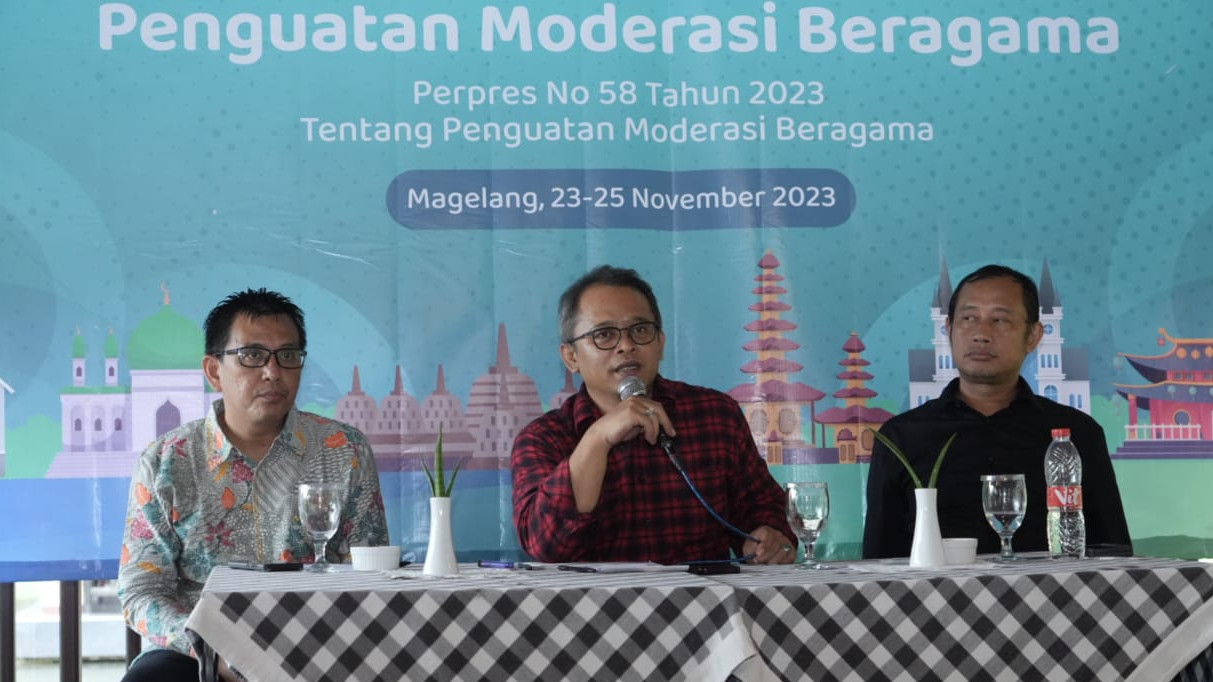 Staf Khusus Menag Bidang Media dan Komunikasi Publik Wibowo Prasetyo (tengah)