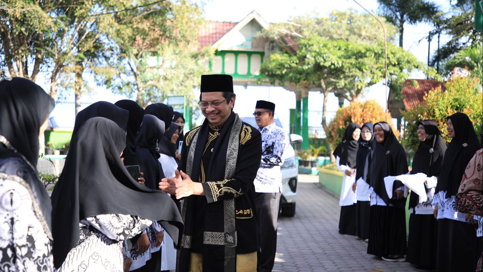 Irjen Kemenag Faisal ikuti Upacara Hari Guru Nasional di MAN Biereun, Aceh