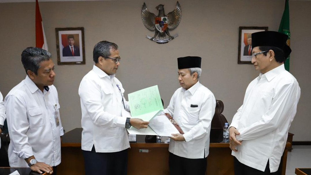Sekjen Kemenag Nizar Menerima Dokumen Alih Status BMN dari Sekjen KemenPUPR Zainal, Jakarta, Senin (27/11/2023).