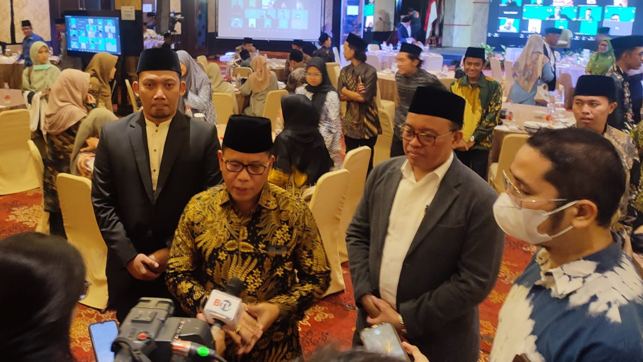 Dirjen Bimas Islam Kamaruddin Amin (tengah)