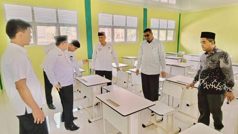 Kepala Kenkemenag Aceh Besar Saifuddin resmikan tiga ruang belajar baru di MIN 8 Aceh Besar