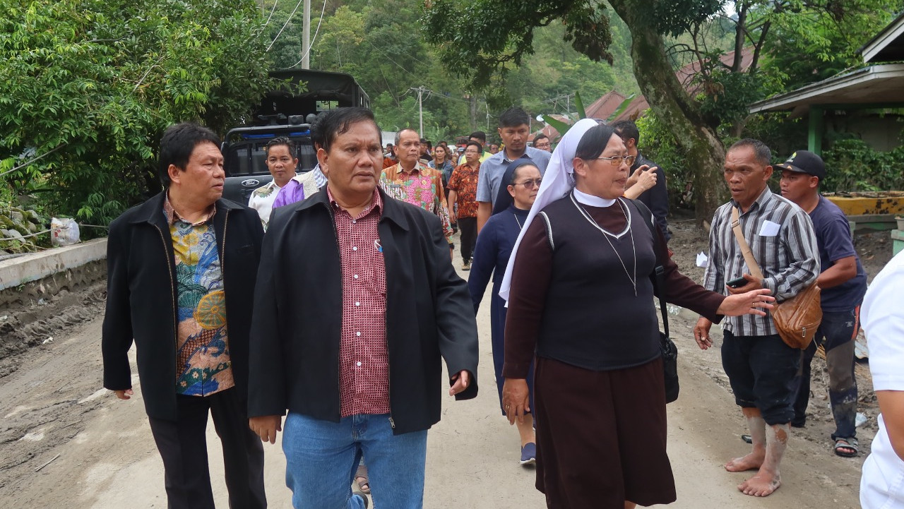 Dirjen Bimas Katolik bersama rombongan tinjau lokasi banjir bandang di Desa Simangulampe
