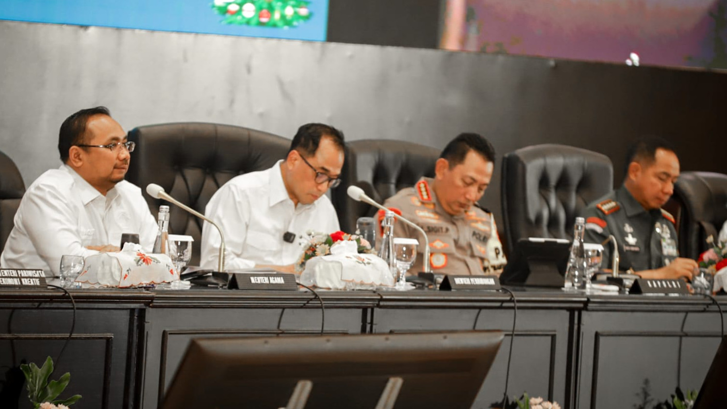 Menag (kiri) saat menghadiri dan memberikan sambutan pada Rakor Lintas Sektoral dalam rangka Pengamanan Natal 2023 dan Tahun Baru 2024 di Jakarta, Kamis (7/12/2023).