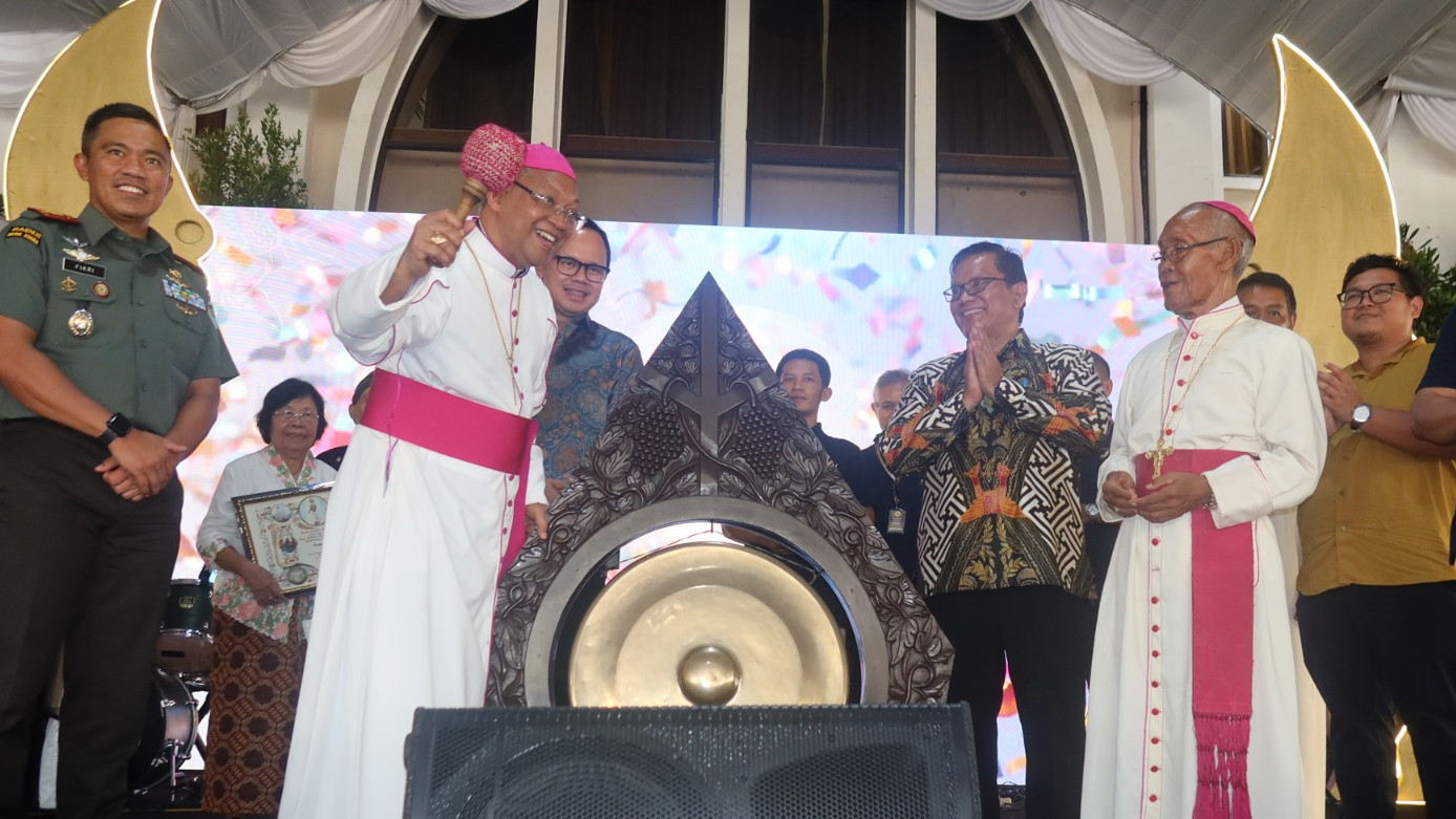 Dirjen Bimas Katolik Suparman (batik) hadiri peringatan 75 Tahun Keuskupan Bogor