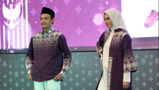 Peragaan seragam batik jemaah haji Indonesia