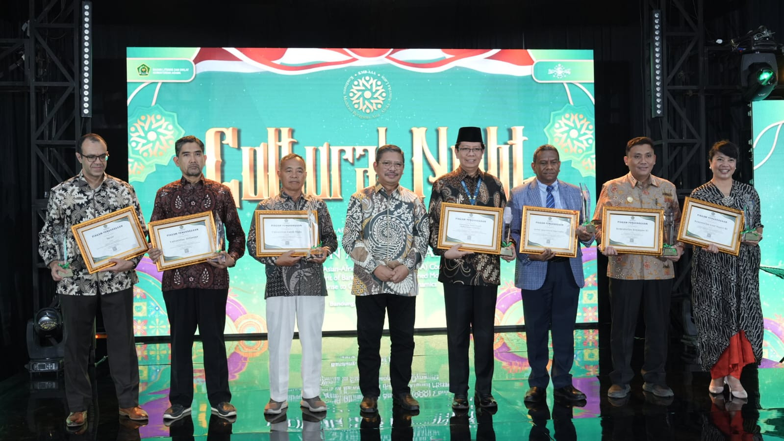 Kepala Balitbang Diklat Kemenag Suyitno (tengah) bersama dengan para penerima Moderasi Beragama Award 2023