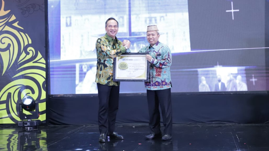 Sekjen Kemenag Nizar mewakili Menag Yaqut menerima penghargaan sebagai Satria Transformasi Digital dan Moderasi Beragama pada SBA 2023