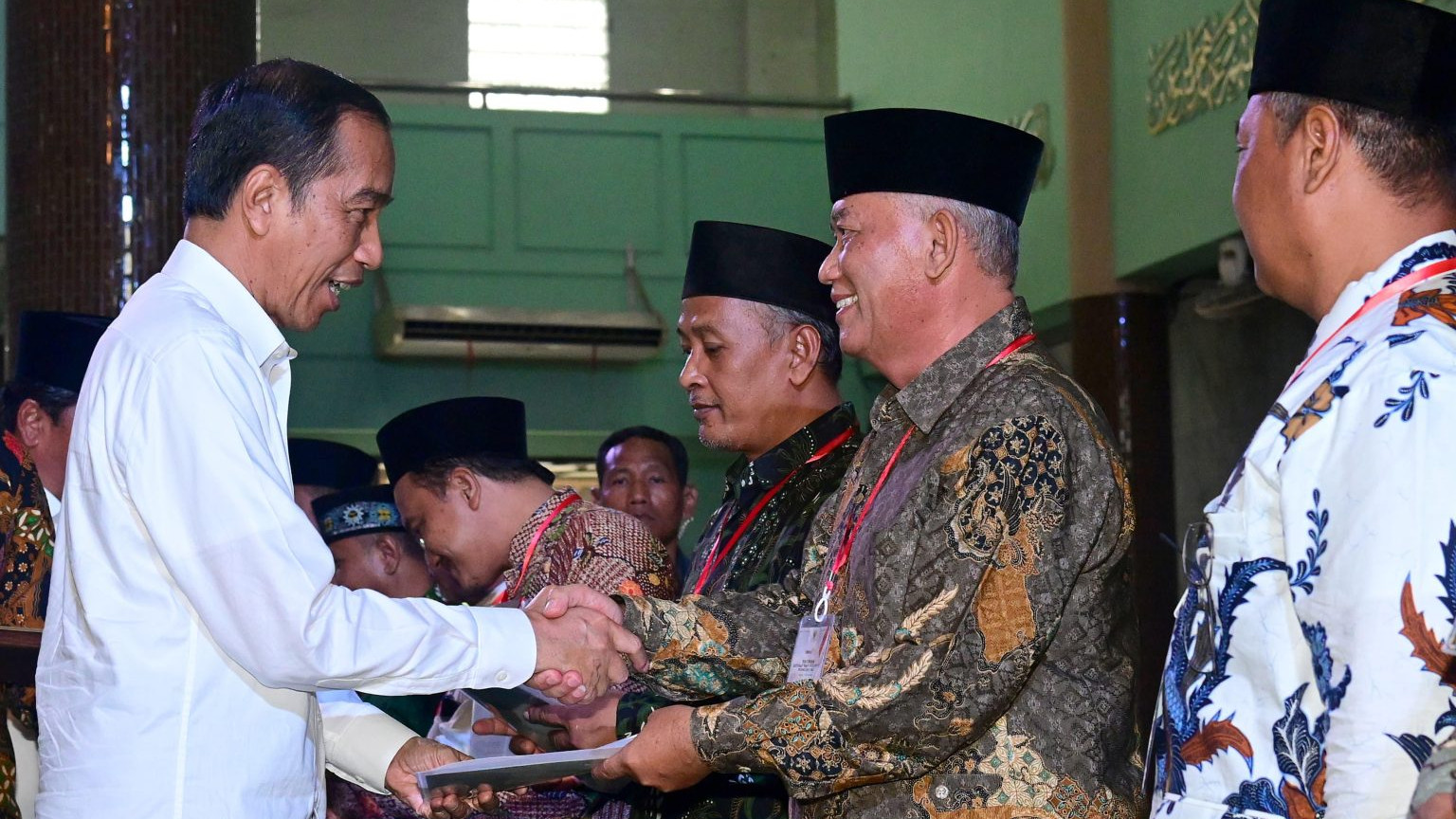 Presiden Jokowi menyerahkan Sertifikat Tanah Wakaf