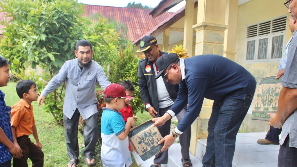 Tim Kankemenag Aceh Besar memberi bingkisan kepada murid madrasah di Pulo Aceh