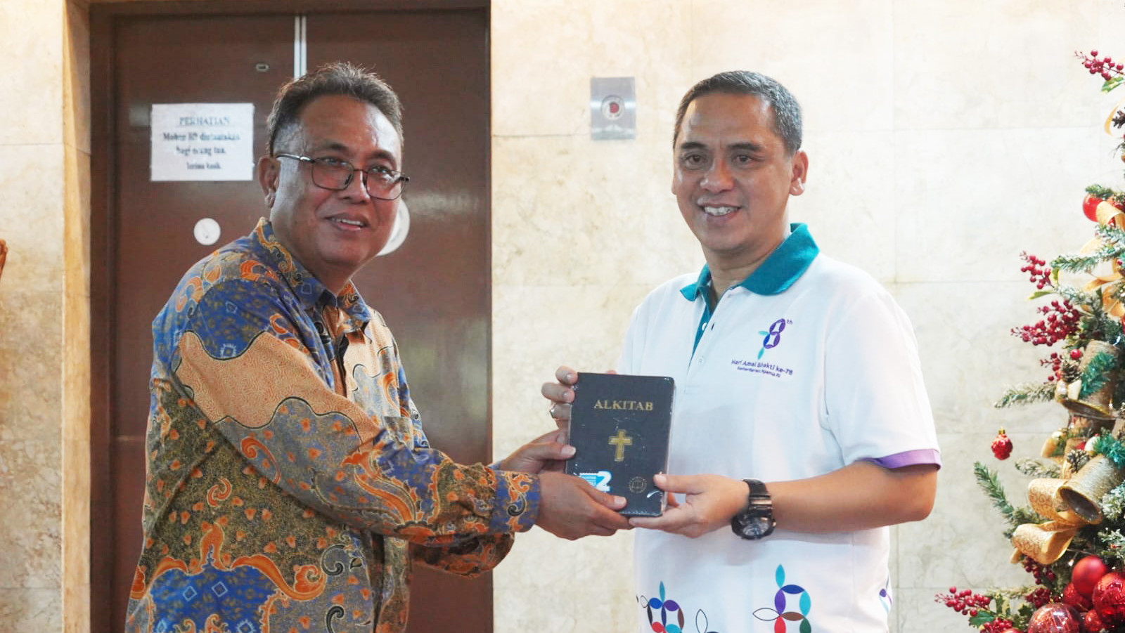 Wakil Menteri Agama Saiful Rahmat Dasuki memberikan al-Kitab ver 2 kepada pendeta Gunawan Hartono.