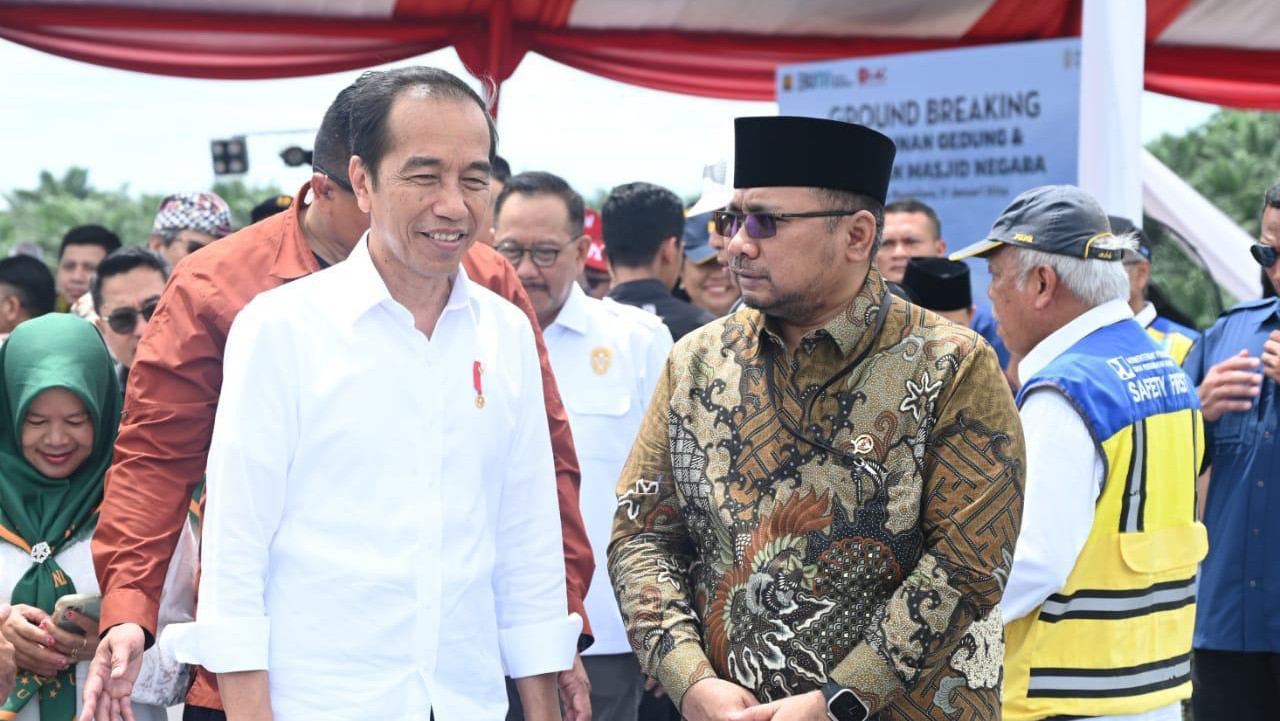 Presiden Jokowi didampingi Menag Yaqut Cholil dalam peletakkan batu pertama Masjid Negara di Ibu Kota Nusantara. (foto: Foto: Kris - Biro Pers Sekretariat Presiden)