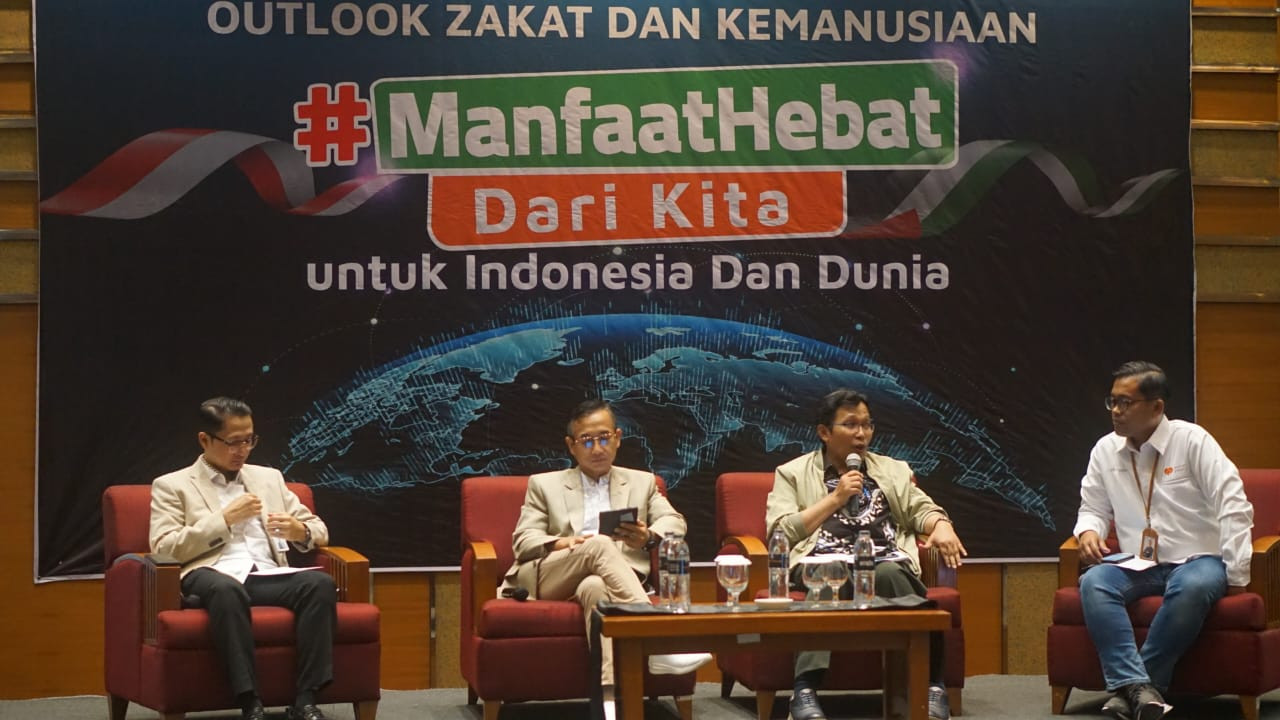 Direktur Pemberdayaan Zakat dan Wakaf Kemenag Waryono Abdul Ghafur  (kedua dari kanan) saat menjadi narasumber dalam Rakor LAZ Rumah Zakat di Bandung, Rabu (17/1/2024)