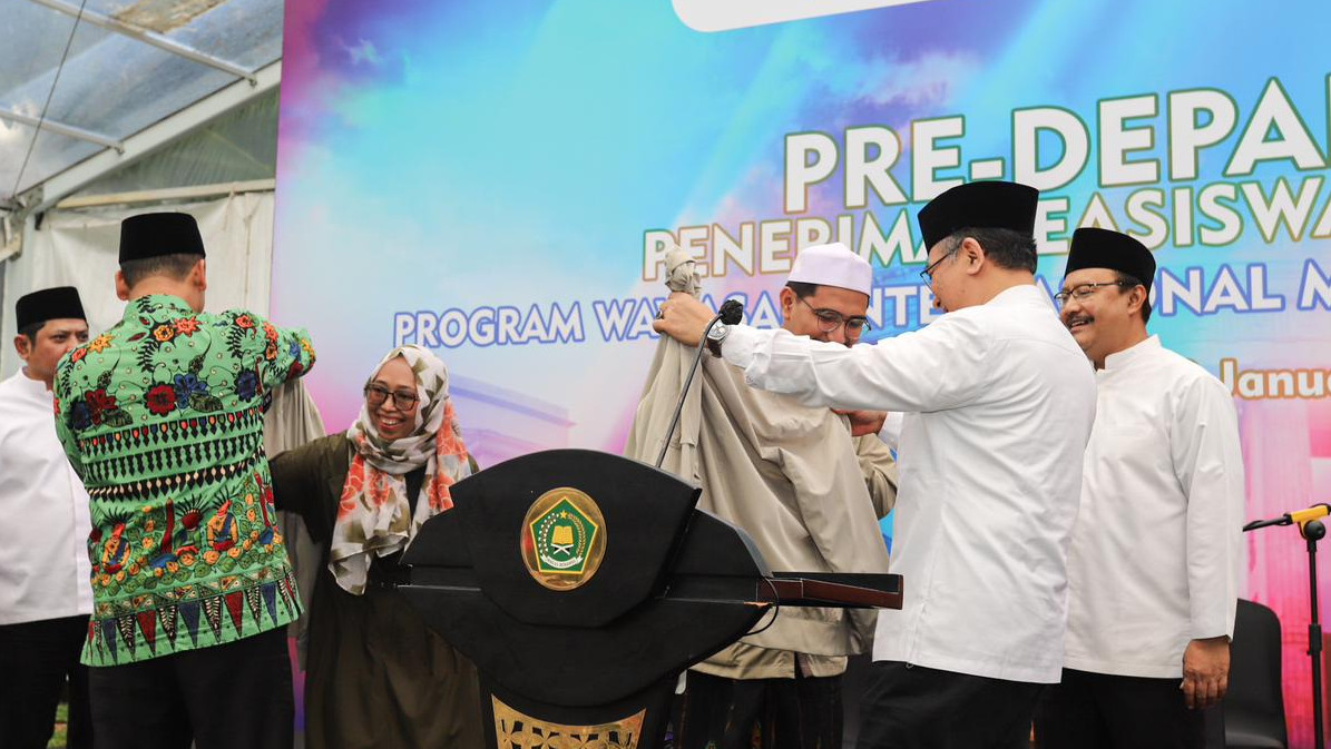 Wakil Menteri Agama Saiful Rahmat Dasuki (batik) dan Ketua Umum PBNU KH. Yahya Cholil Staquf melepas secara simbolis penerima beasiswa Non Degree Pelatihan Pengembangan Wawasan Internasional Moderasi Beragama ke Jerman, Jakarta, Jumat (19/01/2024).