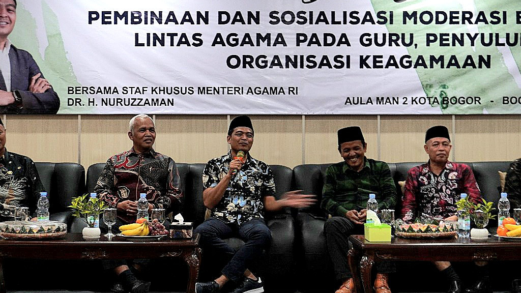 Staff khusus Menteri Agama, Nuruzzaman (tengah)