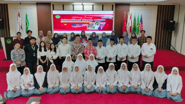 Kamad bersama siswa MAN 2 Kota Malang dan Tim International Interns AIESEC