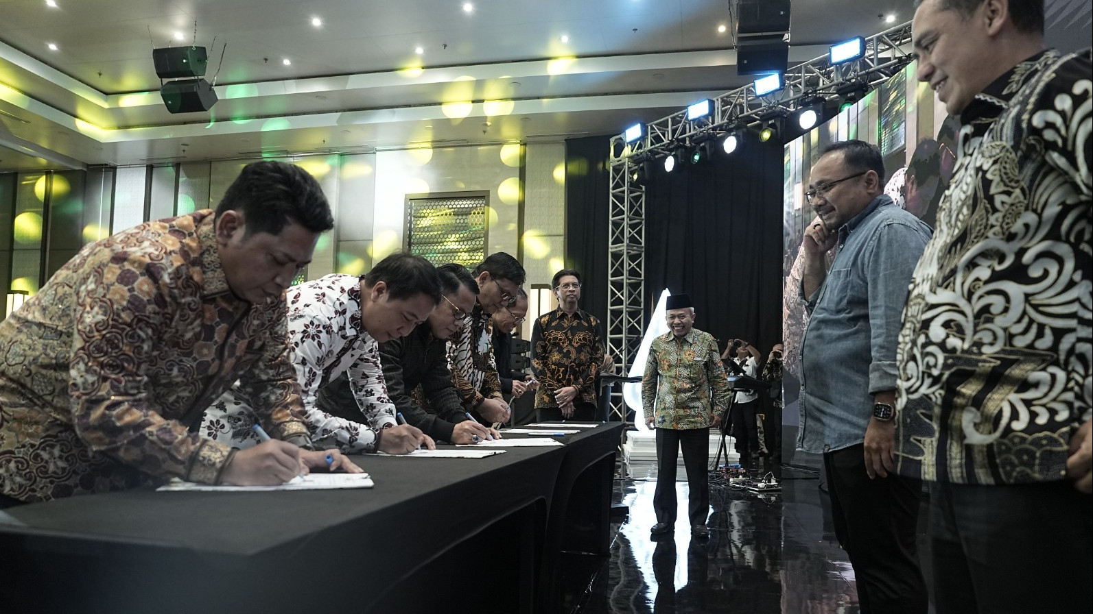 Menag Yaqut Cholil Qoumas menyaksikan penandatanganan Pakta Integritas oleh para pejabat eselon I, di Semarang, Selasa (6/2/2024).