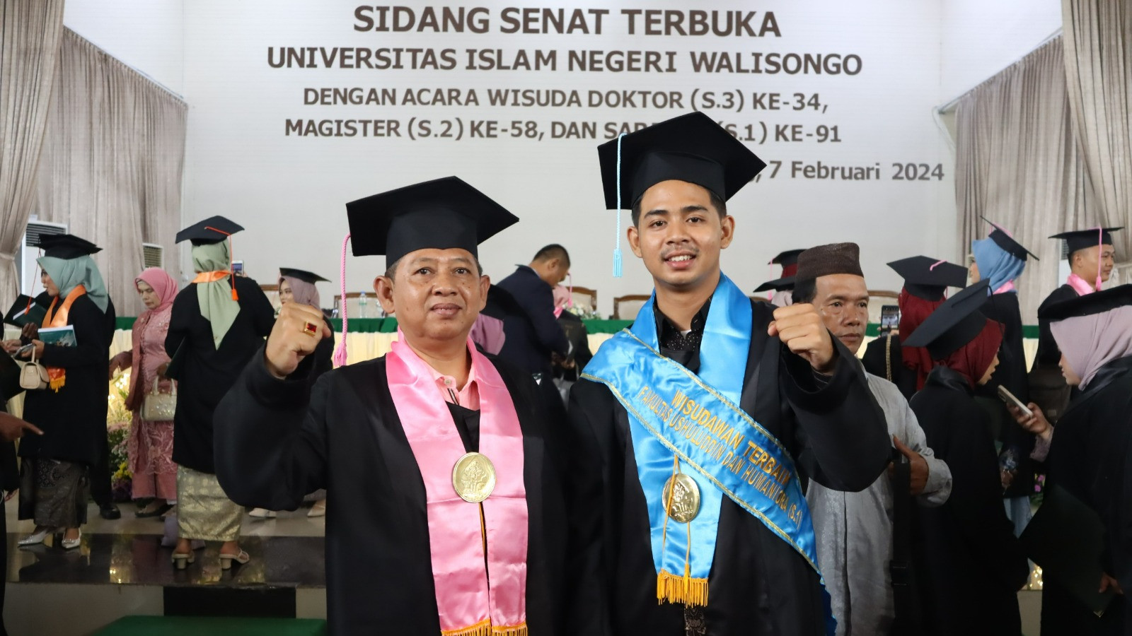 H. M. Mudhofi dan anaknya Muhammad Nabih Z. A ikuti wisuda di UIN Walisongo, Semarang