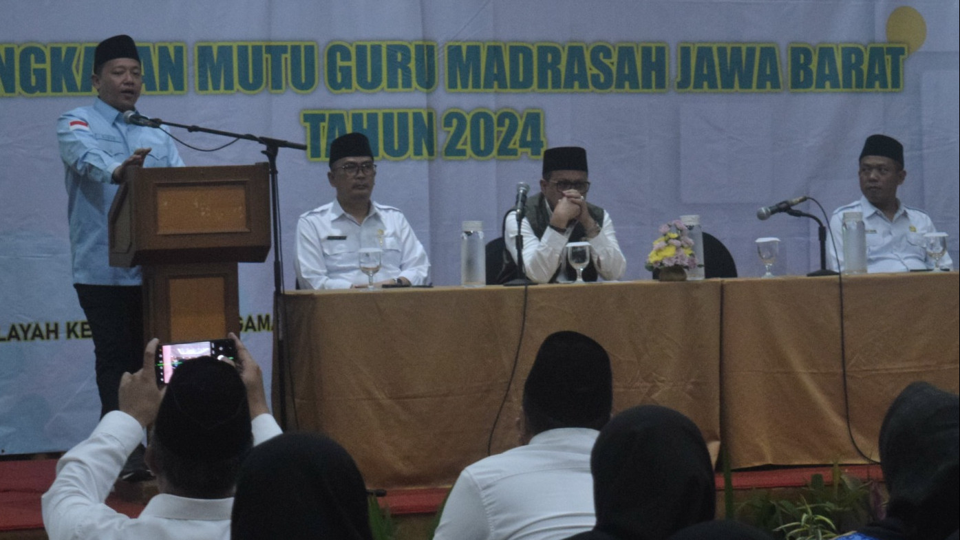 Penyerahan SK Redistribusi Guru di Bandung