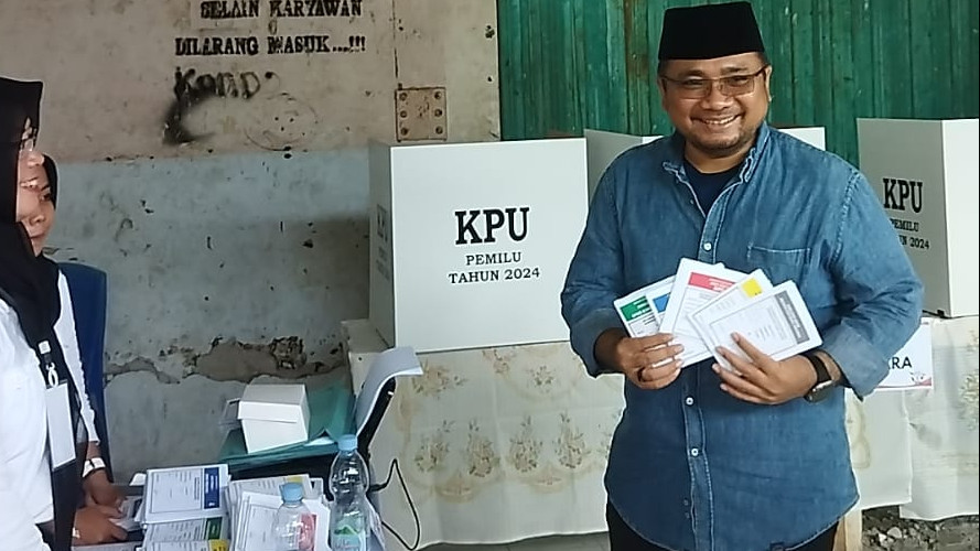Menag Yaqut Cholil Qoumas menggunakan hak suaranya di Rembang, Jawa Tengah, Rabu (14/2/2024)