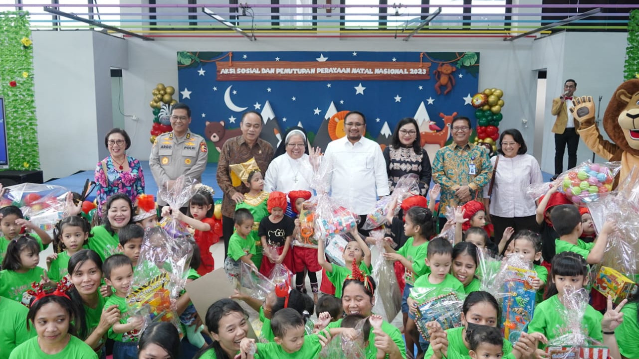 Menag serahkan bantuan ke Panti Asuhan Pondok Si Boncel, Jakarta Selatan pada Penutupan Perayaan Natal 2023