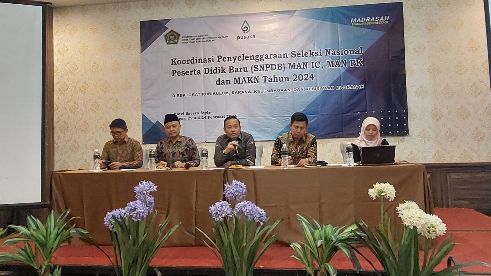 Direktur KSKK Madrasah Sidik Sisdiyanto sedang memimpin Rapat Koordinasi SNPDB