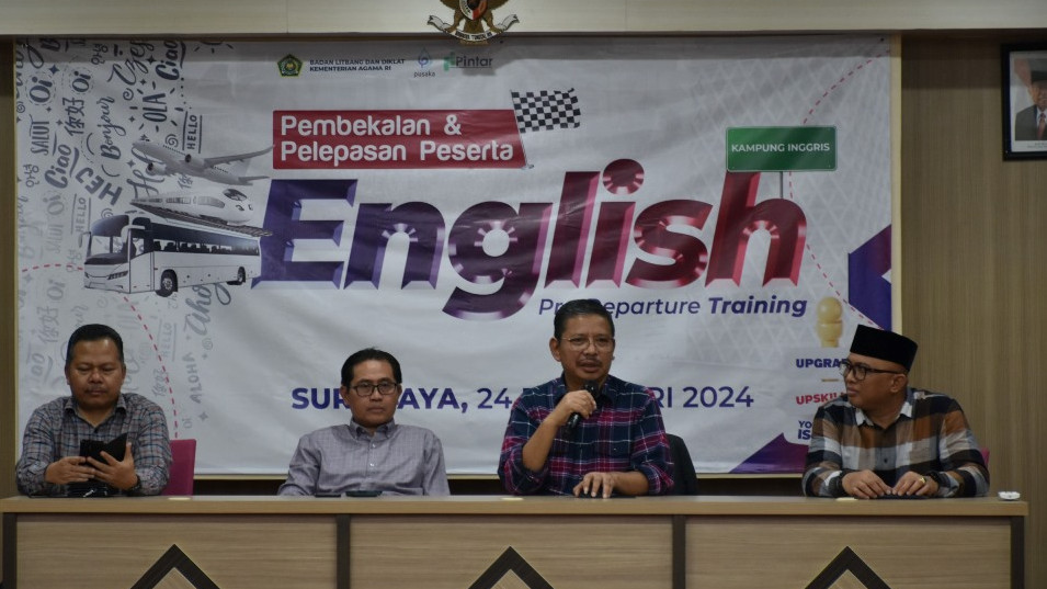 Kepala Badan Litbang dan Diklat Suyitno saat memberikan arahan pada Pembekalan dan Pelepasan Peserta English Pre-Departure Training di Surabaya, Sabtu (24/2/2024).