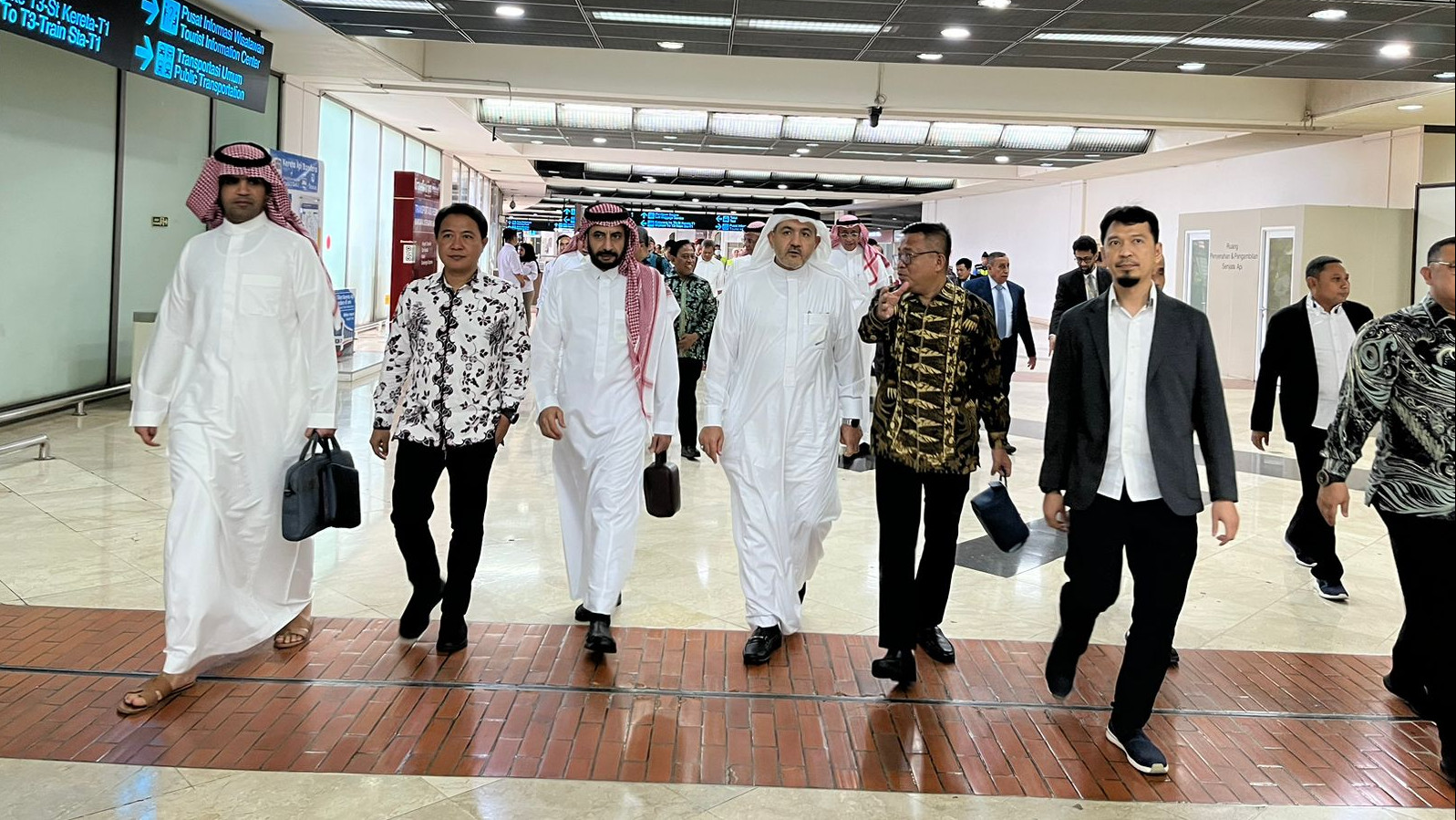 Wakil Menteri Haji Saudi dan tim Mecca Road meninjau kesiapan fast track di Bandara Soekarno Hatta, Tangerang, Banten.