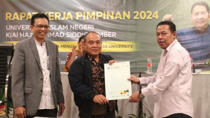 Ketua Panitia Rakerpim, Nawawi, serahkan rekomendasi kepada Rektor UIN KHAS Jember Hepni