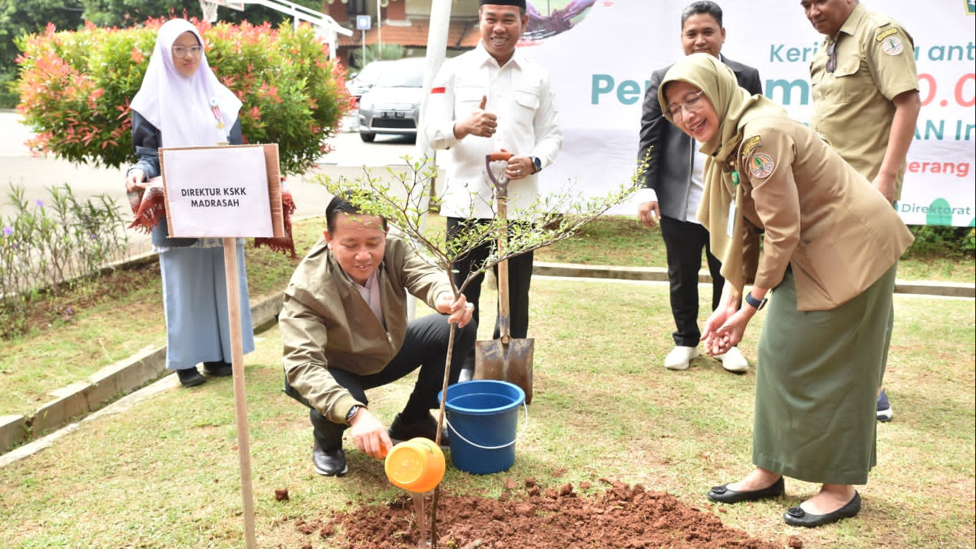 Direktur KSKK Madrasah buka gerakan menanam 10.000 pohon di MAN IC