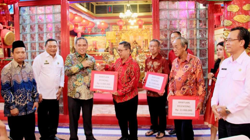Wakil Menteri Agama Saiful Rahmat Dasuki  menyerahkan bantuan kepada Biokong dan Klenteng di Pontianak, Kalbar