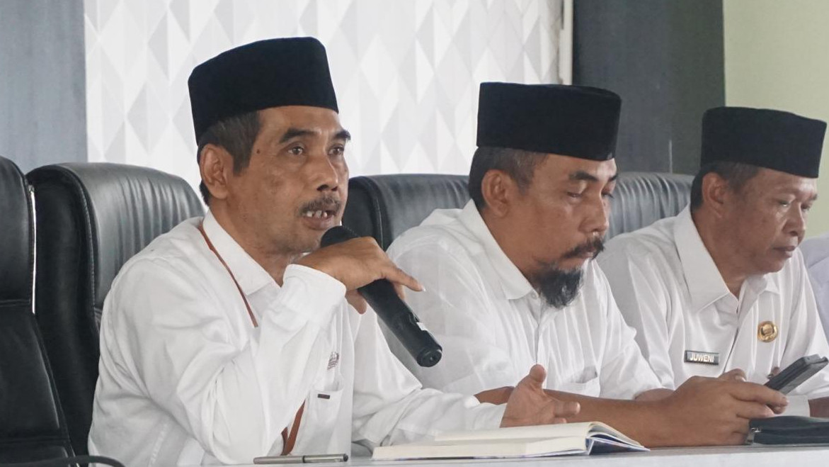 Kepala Kantor Kemenag Kabupaten Blitar, Baharudin (pegang mic)