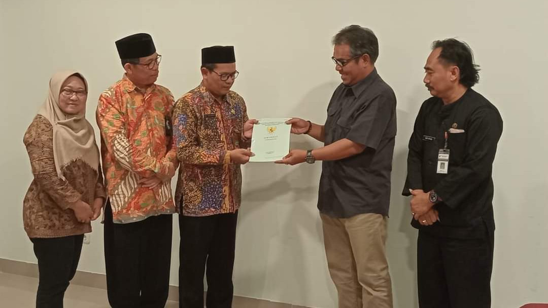 Penyerahan alih status sertifikat kepemilikan tanah KUA Kecamatan Pamotan, Kabupaten Rembang, Jawa Tengah