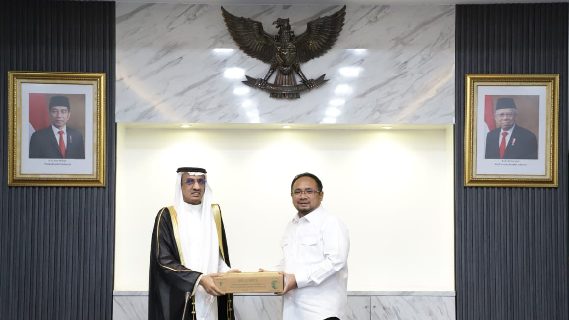 Menag Yaqut terima hadiah kurma dari Dubes Arab Saudi Faisal bin Abdullah, Jakarta, Selasa (19/3/2024)