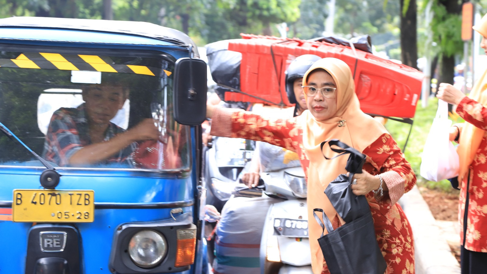 Ketua DWP Bimas Islam, Lia Kamaruddin Amin, bagikan takjil Ramadan