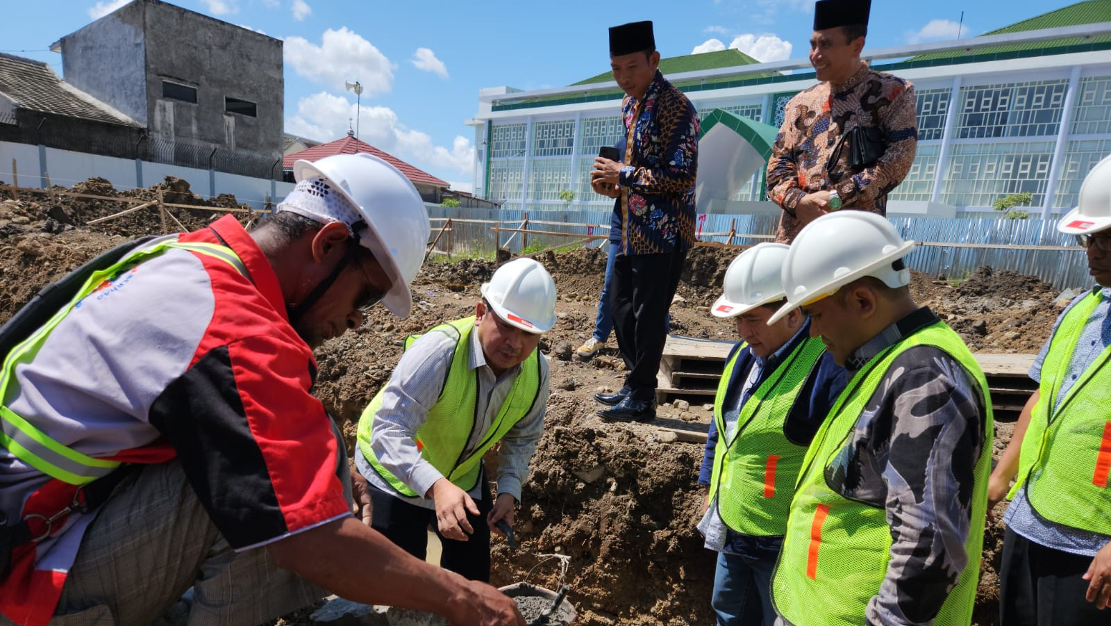 Sekjen Kemenag M Ali Ramdhani letakkan batu pertama pembangunan Gedung Pendidikan Integrasi UIN Mataram