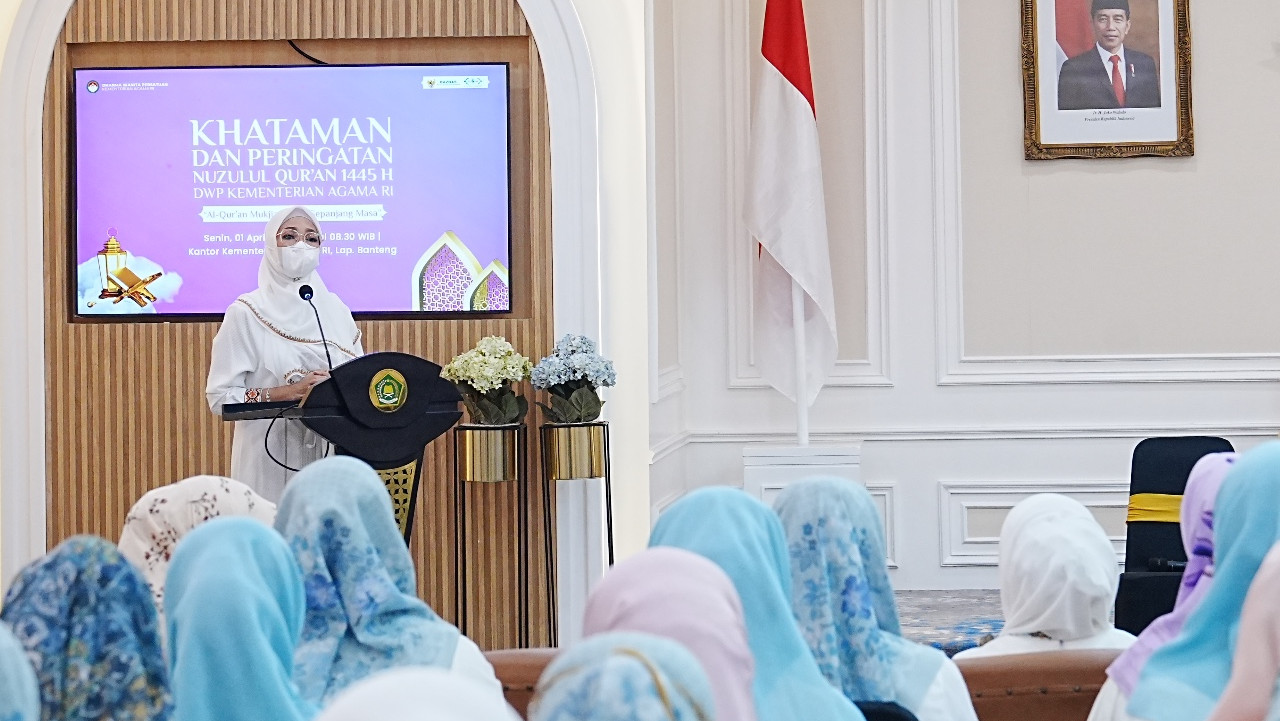 Penasihat DWP Kemenag RI Eny Retno Yaqut membuka peringatan Nuzulul Qur'an DWP Kemenag RI.