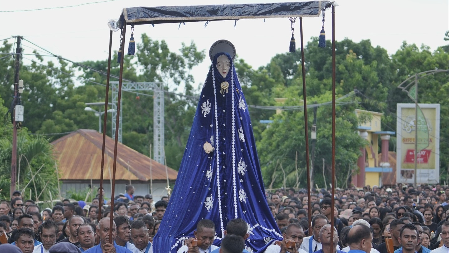 Ribuan umat Katolik dan peziarah mengikuti arakan Tuan Ma (Bunda Maria) dalam gelaran Semana Santa 2024 di Larantuka, Flores Timur, NTT