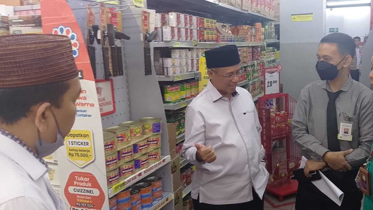 Satgas Halal melakukan edukasi jaminan produk halal di salah satu pusat perbelanjaan di Jakarta