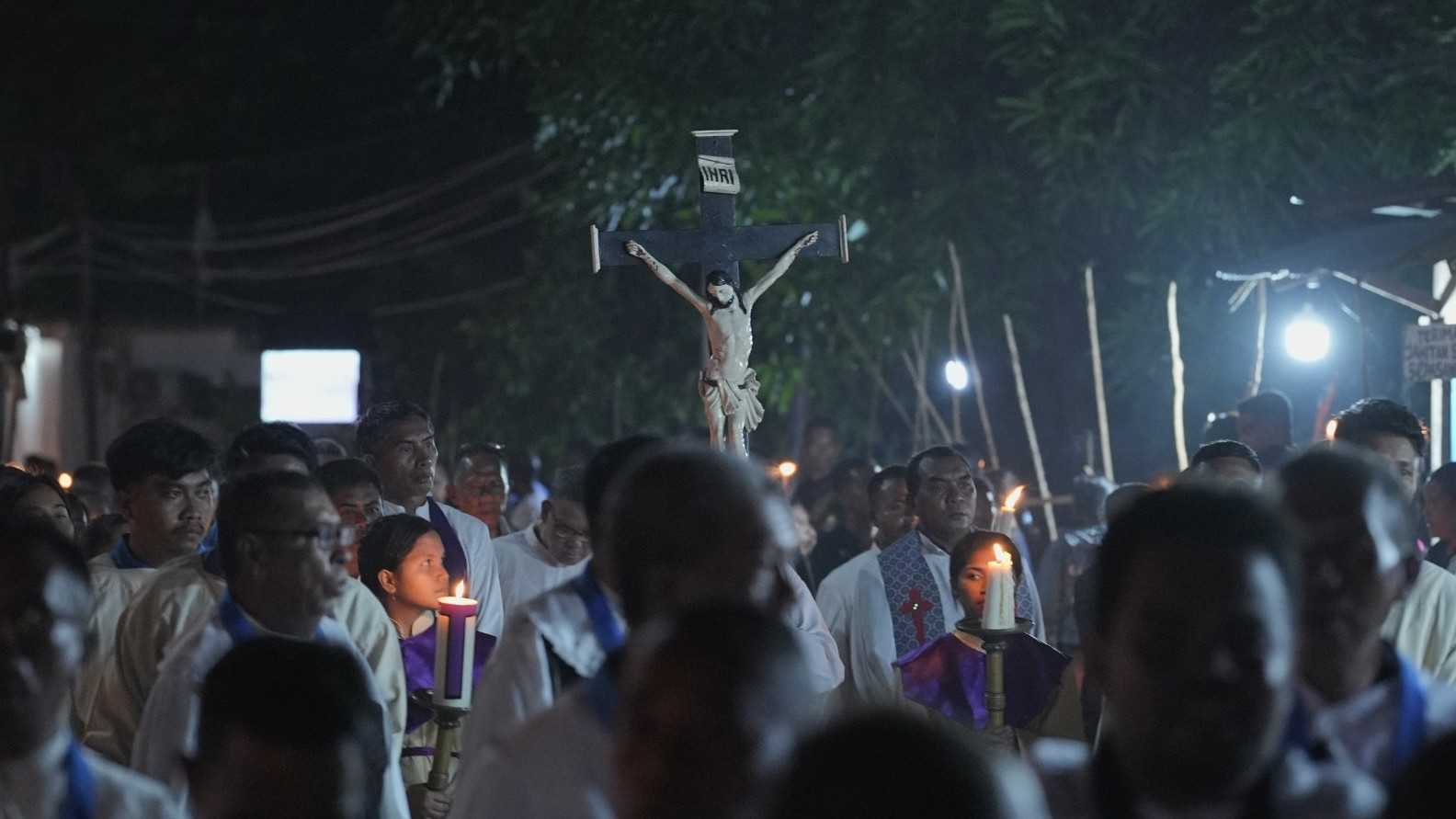 Arakan patung Tuan Ana (Yesus) dalam gelaran malam Semana Santa 2024 di Larantuka, Flores Timur, Provinsi NTT.