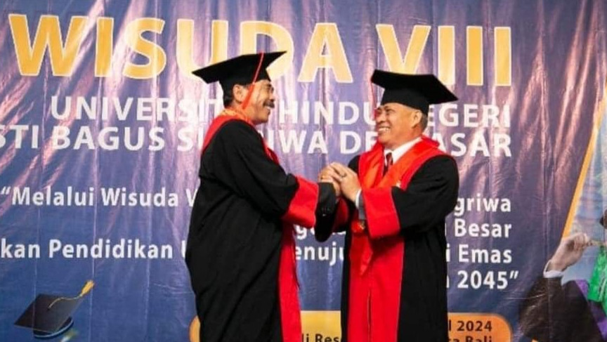 Pengukuhan guru besar Ida Bagus Gede Candrawan oleh Rektor UHN IGB Sugriwa, I Gusti Ngurah Sudiana