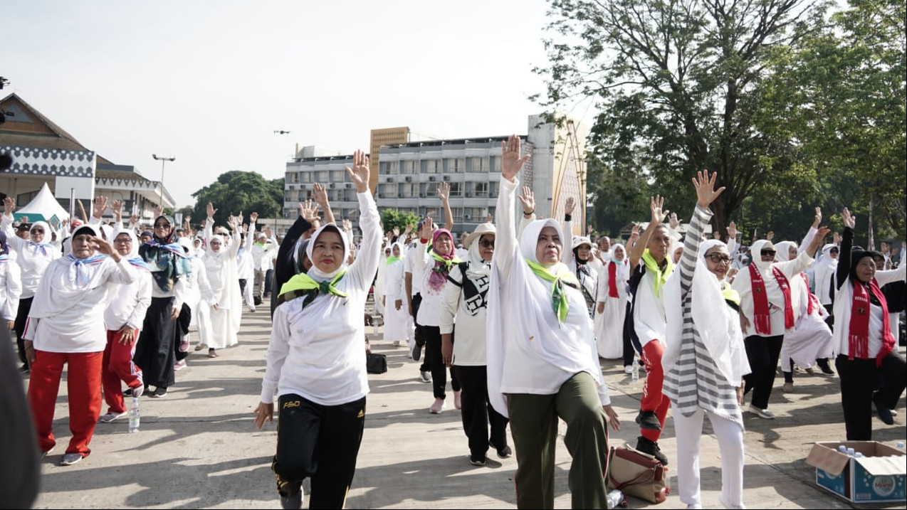 Ribuan jemaah haji asal Jakarta mengikuti Launching Senam Haji Indonesia di Asrama Haji Pondok Gede, Minggu (28/4/2024)