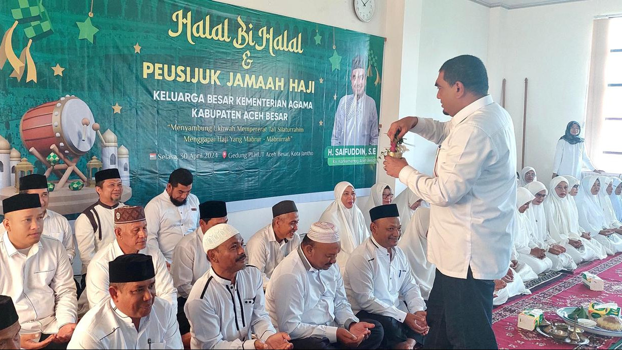 Kala ASN Kemenag Aceh Besar Jalani Peusijuek, Tradisi Adat Berangkat Haji di Aceh