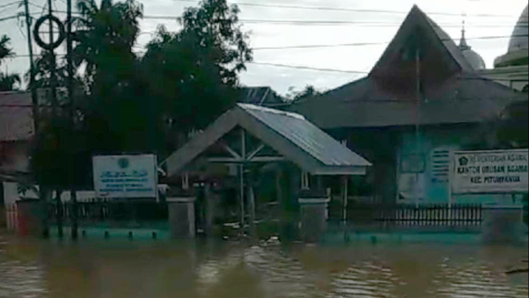 KUA Pitumpanua ikut terdampak banjir
