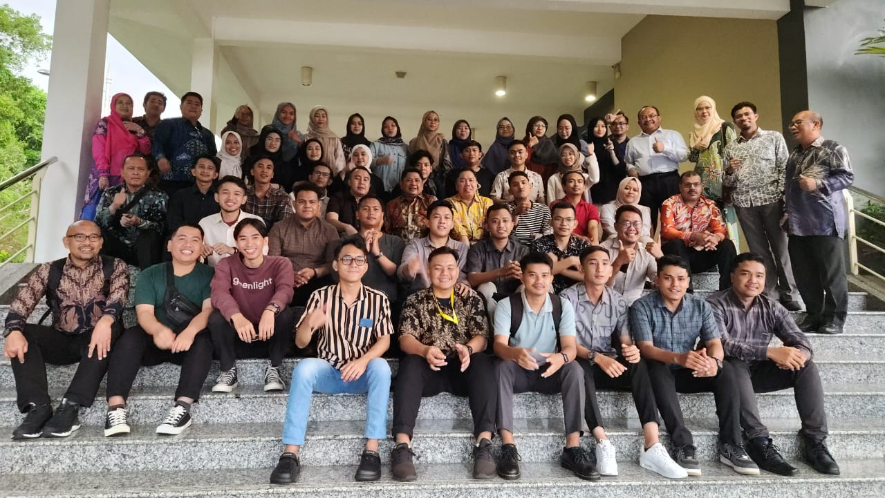 Sekjen Kemenag foto bersama 43 mahasiswa penerima Program Double Degree kerja sama PTKI dan UMM Malaysia
