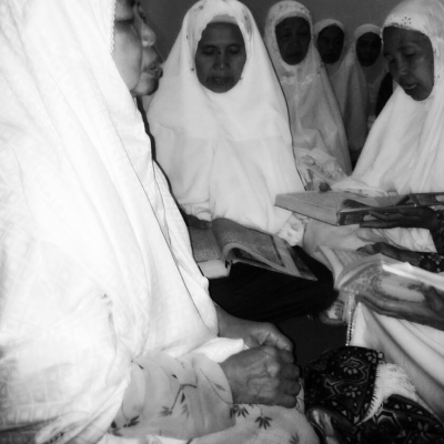 Ibu Salmi mengajar di mushola/langgar dekat rumahnya.